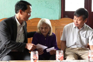 Lãnh đạo xã Tu Mơ Rông đến nhà gửi phiếu bầu cử và thăm hỏi Mẹ Việt Nam Anh hùng Y Tría.