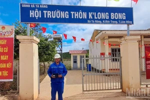 Đội ngũ kỹ thuật VNPT Lâm Đồng tiến hành lắp đặt hệ thống internet phục vụ bầu cử tại xã vùng sâu Tà Năng.