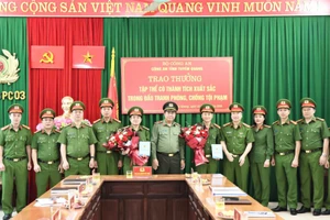 Thiếu tướng Nguyễn Đức Thuận, Giám đốc Công an tỉnh Tuyên Quang trao thưởng cho các đơn vị nghiệp vụ phá thành công chuyên án.