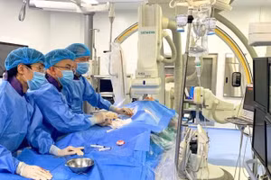 Ê-kíp đang thực hiện ca can thiệp.