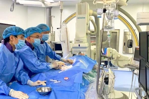 Ê-kíp đang thực hiện ca can thiệp.