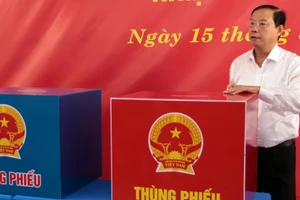 Đồng chí Nguyễn Văn Thọ kiểm tra một điểm bầu cử ở xã Long Hải, Thành phố Hồ Chí Minh. 