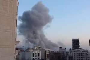 Khói bốc lên sau cuộc tấn công tại Tehran, Iran. (Ảnh: THX/TTXVN)