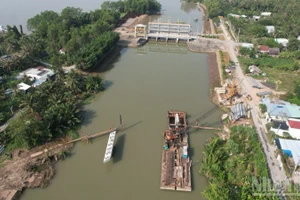 Đồng Tháp vận hành các cống để ngăn mặn, bảo vệ sản xuất cho người dân.