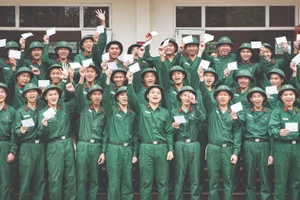 Chiến sĩ mới Trung đội 14, Đại đội 15 (Tiểu đoàn 4, Lữ đoàn 144, Bộ Tổng Tham mưu) hân hoan cầm trên tay phiếu cử tri ở đơn vị mới. (Ảnh: QUANG PHONG)