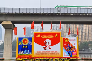 Những cụm pano lớn được lắp đặt tại các quảng trường, vòng xuyến và khu vực đông người qua lại nhằm lan tỏa thông điệp về ngày bầu cử.