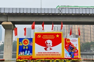 Những cụm pano lớn được lắp đặt tại các quảng trường, vòng xuyến và khu vực đông người qua lại nhằm lan tỏa thông điệp về ngày bầu cử.