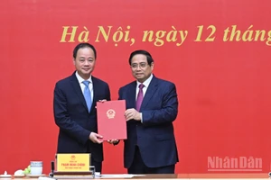 Thủ tướng Phạm Minh Chính trao Quyết định cho đồng chí Trần Hồng Thái giữ chức Chủ tịch Viện Hàn lâm Khoa học và Công nghệ Việt Nam.