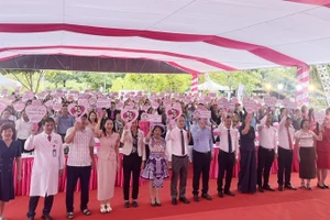 Lãnh đạo Bộ Y tế, Ủy ban nhân dân, Hội đồng nhân dân tỉnh Lào Cai và các đại biểu tham gia Lễ phát động Tuần lễ làm mẹ an toàn năm 2025. (Ảnh: Trung Tuyến)