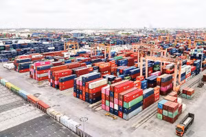 Bãi chứa hàng chờ xuất khẩu tại cảng Tân Vũ, Hải Phòng. (Ảnh TTXVN)
