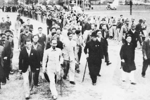 Nhân dân Hà Nội đón mừng Chủ tịch Hồ Chí Minh và các vị được giới thiệu ứng cử Đại biểu Quốc hội. Hà Nội, ngày 5/1/1946. (Nguồn: Bảo tàng Hồ Chí Minh)