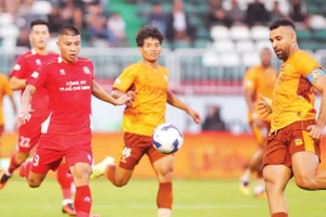 Pha bóng giữa Công an Thành phố Hồ Chí Minh (áo đỏ) và Hoàng Anh Gia Lai. (Ảnh: ĐỘI CÔNG AN THÀNH PHỐ HỒ CHÍ MINH)