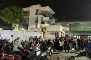 Người dân thức trọn đêm để xếp hàng nộp hồ sơ mua nhà ở xã hội tại Khu đô thị mới Kim Chung, xã Thiên Lộc, Hà Nội. Ảnh: Diên Khánh