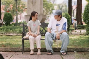 Theo chân hai nhân vật chính do Hoàng Hà và Lee Kwang Soo đóng, phim Tay anh giữ một vì sao giới thiệu nhiều địa điểm du lịch của Thành phố Hồ Chí Minh và Đà Lạt.