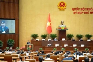 Chủ nhiệm Ủy ban Văn hóa và Xã hội của Quốc hội Nguyễn Đắc Vinh trình bày Báo cáo thẩm tra dự thảo Nghị quyết trước Quốc hội. (Nguồn QUOCHOI.VN)