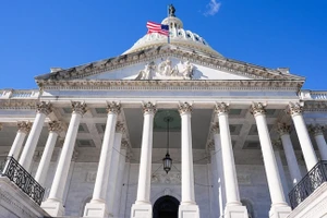 Phía sau cánh cửa