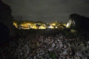 Một đoạn tường dài khoảng 15m của Hoàng Thành Huế bị đổ sập do mưa lũ. (Ảnh: Di tích Huế)