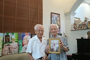 GS Hồ Ngọc Đại và nhà giáo Nguyễn Trung Chính (bên phải) - hai người thầy tóc bạc vẫn hết lòng hướng về trẻ thơ.