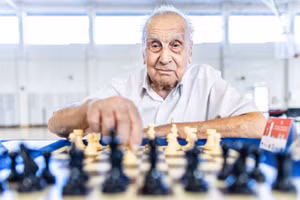  Kỳ thủ 104 tuổi người Tây Ban Nha Manuel Alvarez Escudero.