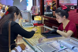 Giá vàng ở thị trường trong nước, sau giai đoạn “sóng tăng” mạnh đã lao dốc bất thường khiến nhiều nhà đầu tư mua vàng ở đỉnh đang phải chịu khoản lỗ nặng nề. (Ảnh: Minh Phương) 