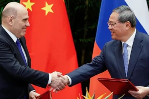 Thủ tướng Nga Mikhail Mishustin (trái) và Thủ tướng Trung Quốc Lý Cường. 