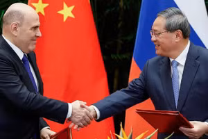 Thủ tướng Nga Mikhail Mishustin (trái) và Thủ tướng Trung Quốc Lý Cường. 