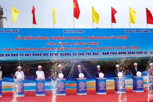 Các đại biểu thực hiện nghi thức khởi công Dự án dầu tư mở rộng cao tốc Cam Lộ-La Sơn.