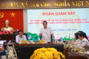 Đoàn giám sát Ủy ban Kinh tế và Tài chính của Quốc hội làm việc tại tỉnh Vĩnh Long.