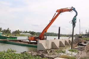 Nhà thầu thi công bờ kè tại xã Bình Phú, thuộc dự án hạ tầng hồ chứa nước ngọt dọc bờ sông Láng Thé giai đoạn 1.