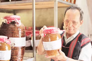 Ông Lê Văn Nghĩa kiểm tra chất lượng sản phẩm rượu cần. 