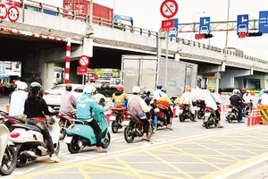 Vạch mắt võng mầu vàng, nơi người điều khiển xe không được dừng, đỗ.