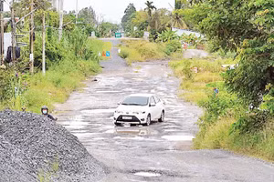 Tuyến đường Ninh Quới - Ngan Dừa chậm tiến độ là bởi vướng giải phóng mặt bằng tại nhiều vị trí cầu ở ấp Ninh Thạnh và Kênh Xáng.