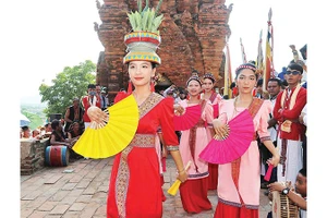 Cô gái Chăm trong Lễ hội Katê tại Khánh Hòa.