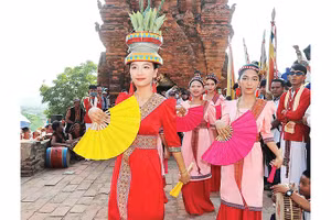 Cô gái Chăm trong Lễ hội Katê tại Khánh Hòa.