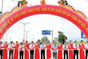 Nghi thức cắt băng khánh thành tuyến đường tránh ĐT.633, đoạn Núi Ghềnh-ĐT.639. (Ảnh QUANG TẤN) 