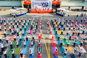 Người dân Đồng Nai đồng diễn Yoga tại sự kiện.