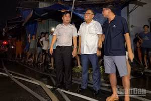 Phó Chủ tịch Thường trực Ủy ban nhân dân thành phố Đồng Nai Nguyễn Kim Long và Bí thư Đảng ủy phường Trấn Biên Hồ Văn Nam có mặt tại hiện trường chỉ đạo công tác chữa cháy và di dời tài sản của tiểu thương.