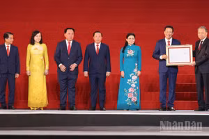 Tổng Bí thư, Chủ tịch nước Tô Lâm trao Nghị quyết của Quốc hội về thành lập thành phố Đồng Nai cho lãnh đạo thành phố Đồng Nai.