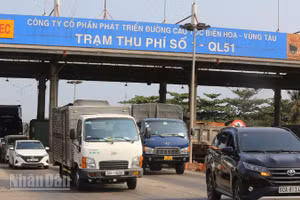 Các phương tiện lưu thông qua Trạm thu phí T1 trên Quốc lộ 51 vào chiều 13/4.