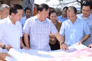 Phó Bí thư Thành ủy, Chủ tịch Ủy ban nhân dân thành phố Đồng Nai Nguyễn Văn Út cùng Phó Chủ tịch Ủy ban nhân dân thành phố Nguyễn Tuấn Anh cùng lãnh đạo các sở, ngành khảo sát nhằm tái thiết khu vực bãi rác Trảng Dài.