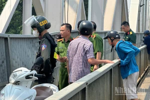 Lực lượng chức năng có mặt trên cầu Ghềnh để điều tra làm rõ nguyên nhân.
