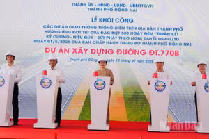 Lãnh đạo Thành ủy, Ủy ban nhân dân thành phố Đồng Nai cùng các đại biểu thực hiện nghi thức khởi công xây dựng dự án đường ĐT 770B.