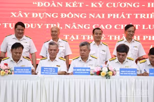 Trưởng Thuế thành phố Đồng Nai và trưởng các phòng ký kết giao ước thực hiện đợt thi đua.