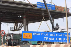 Trạm thu phí T2 trên Quốc lộ 51 được tiến hành tháo dỡ từ sáng 18/4.