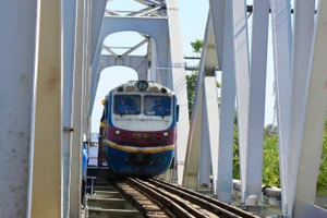 Sau 5 ngày gián đoạn, đường sắt bắc-nam qua cầu Ghềnh thông tuyến trở lại.