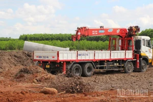 Công nhân đang thi công đường 25C đoạn nối trực tiếp vào đường T1 tới sân bay Long Thành.