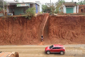 Hạ cốt nền làm đường khiến nhà chênh vênh bên mép vực sâu ở xã Tân Lợi, tỉnh Đồng Nai.