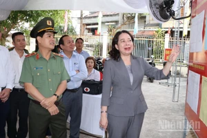 Phó Chủ tịch nước Võ Thị Ánh Xuân kiểm tra công tác chuẩn bị bầu cử tại phường Trấn Biên.