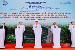 Lãnh đạo thành phố Đồng Nai và đại biểu thực hiện nghi thức khởi công Dự án thành phần 1 đoạn từ cầu Mã Đà đến ngã ba Bà Hào.