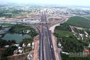 Cao tốc Biên Hòa-Vũng Tàu có chiều dài 54km đi qua địa bàn tỉnh Đồng Nai và Thành phố Hồ Chí Minh.